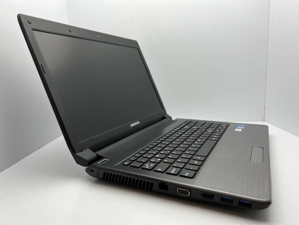 Ноутбук Medion Akoya E6228 / 15.6&quot; (1366x768) TN / Intel Core i3-2350M (2 (4) ядра по 2.3 GHz) / 4 GB DDR3 / 128 GB SSD / Intel HD Graphics 3000 / WebCam - 3