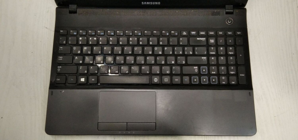 Ноутбук Б-класс Samsung NP300E5C / 15.6&quot; (1366x768) TN / Intel Celeron B820 (2 ядра по 1.7 GHz) / 4 GB DDR3 / 320 GB HDD / nVidia GeForce GT 620M, 1 GB DDR3, 64-bit / WebCam - 3