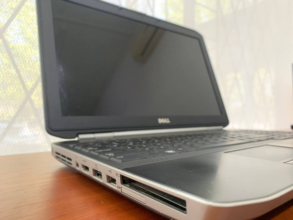 Ноутбук Dell Latitude E5520 / 15.6&quot; (1366x768) TN / Intel Core i5-2430M (2 (4) ядра по 2.4 - 3.0 GHz) / 4 GB DDR3 / 320 GB HDD / Intel HD Graphics 3000 / WebCam - 4