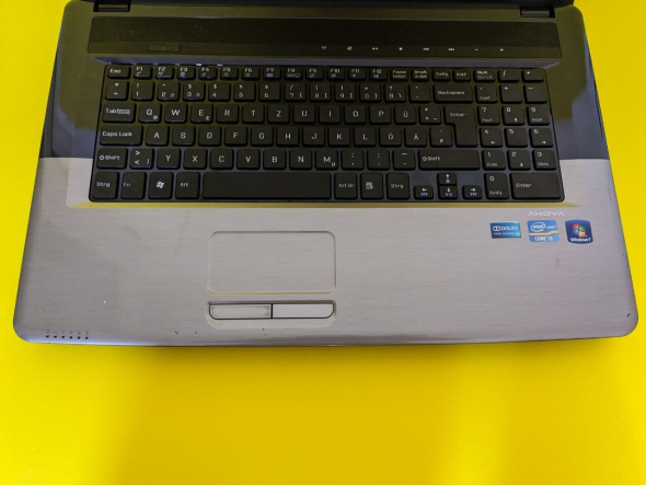 Ноутбук Medion Akoya E7220 / 17.3&quot; (1600x900) TN / Intel Core i3-2310M (2 (4) ядра по 2.1 GHz) / 8 GB DDR3 / 120 GB SSD + 250 GB HDD / Intel HD Graphics / WebCam / USB 3.0 - 3