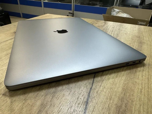 Ноутбук Б-клас Apple MacBook Pro A1990 / 15.4&quot; (2880x1800) IPS / Intel Core i9 - 9880h (8 (16) ядер по 2.3-4.8 GHz) / 16 GB DDR4 / 500 GB SSD / AMD Radeon Pro 560X, 4 GB GDDR5, 128-bit / WebCam - 7