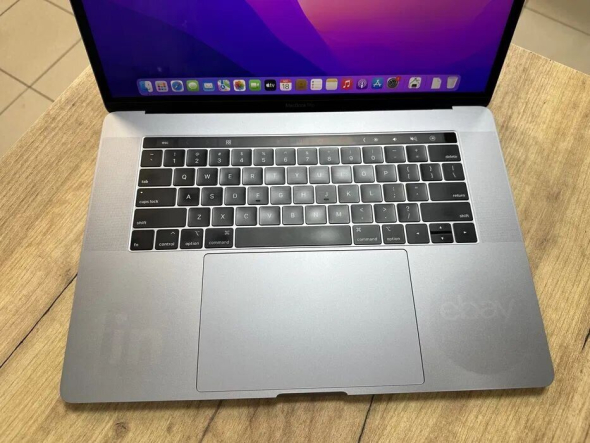 Ноутбук Б-клас Apple MacBook Pro A1990 / 15.4&quot; (2880x1800) IPS / Intel Core i9 - 9880h (8 (16) ядер по 2.3-4.8 GHz) / 16 GB DDR4 / 500 GB SSD / AMD Radeon Pro 560X, 4 GB GDDR5, 128-bit / WebCam - 3