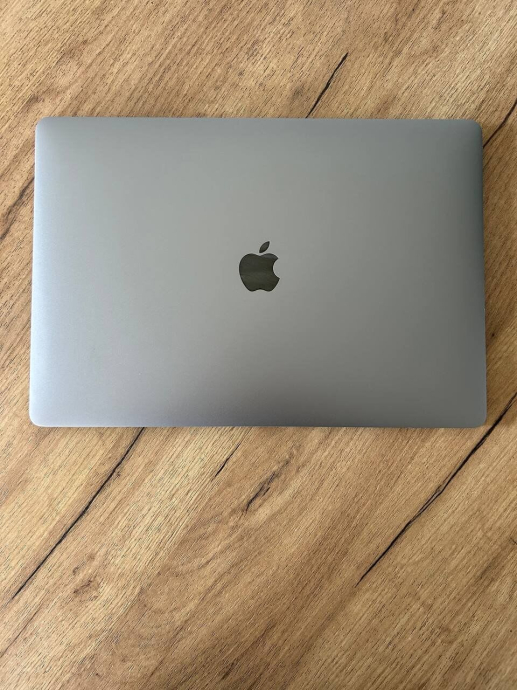 Ноутбук Б-клас Apple MacBook Pro A1990 / 15.4&quot; (2880x1800) IPS / Intel Core i7 - 8750H (6 (12) ядер по 2.2-4.1 GHz) / 16 GB DDR4 / 256 GB SSD / AMD Radeon Pro 555x, 4 GB GDDR5, 128-bit / WebCam / macOS - 6