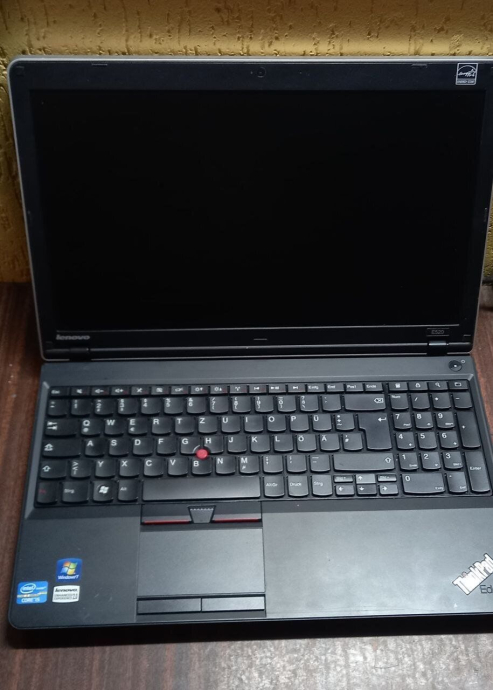 Ноутбук Lenovo ThinkPad Edge E520 / 15.6&quot; (1366x768) TN / Intel Core i5-2410M (2 (4) ядра по 2.3 - 2.9 GHz) / 4 GB DDR3 / 240 GB SSD / AMD Radeon HD 6630M, 2 GB DDR3, 128-bit / WebCam / DVD-ROM / Windows 10 / Без АКБ - 2