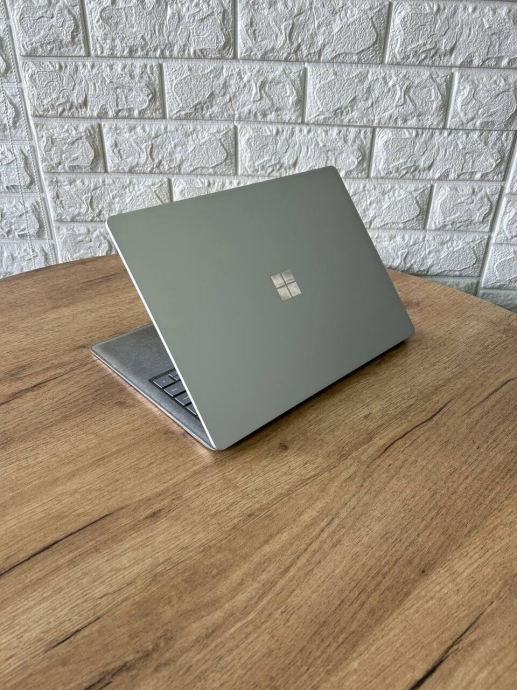 Ультрабук Б-класс Microsoft Surface Laptop 2 / 13.5&quot; (2256x1504) IPS Touch / Intel Core i5-8350U (4 (8) ядра по 1.7 - 3.6 GHz) / 8 GB DDR3 / 128 GB SSD / Intel UHD Graphics 620 / WebCam - 6